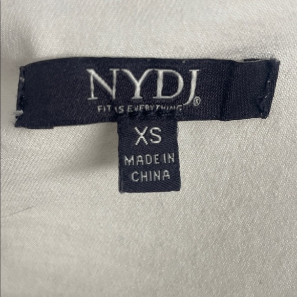 NWOT Women's White Denim Jacket Fitted Silver Buttons Size XS - Picture 8 of 15